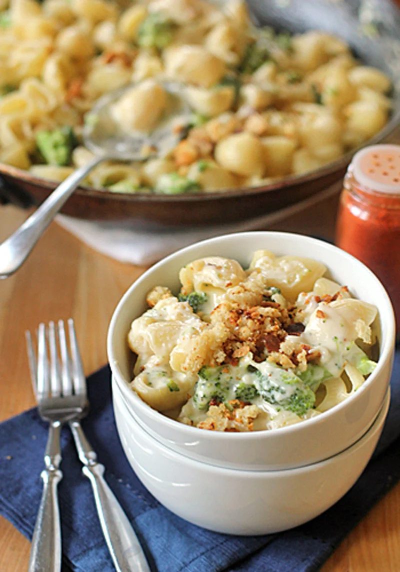 Skillet Broccoli Macaroni and Cheese with Garlic Breadcrumbs