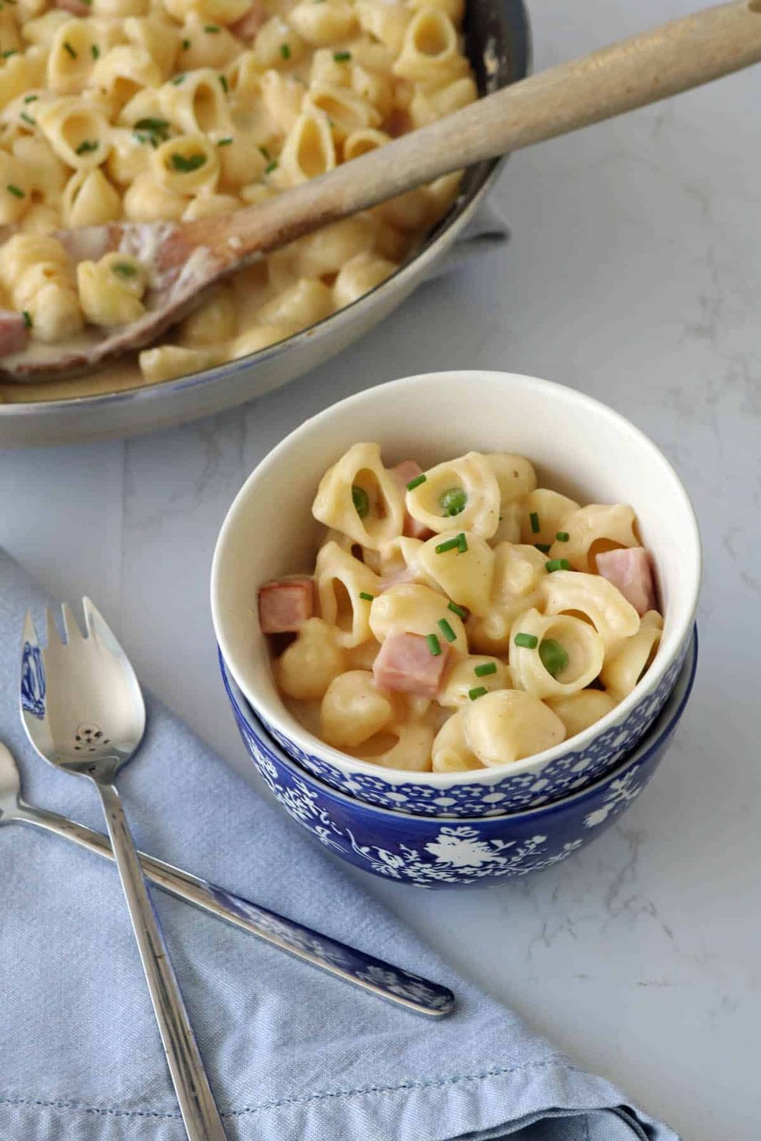 Skillet Macaroni and Cheese with Ham and Peas